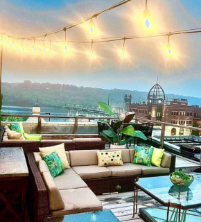 Lumberjack Inn with rooftop